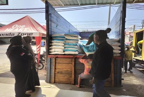 Distribusi gula pasir ke distributor